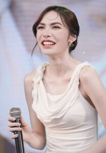 ชาล็อต-ออสติน-ยิ้ม