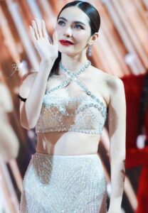 ชาล็อต-ออสติน-โบกมือ