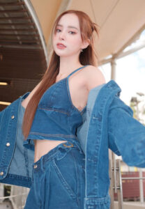 เกรซ--ฐิตารีย์-ข้าง เกรซ ฐิตารีย์