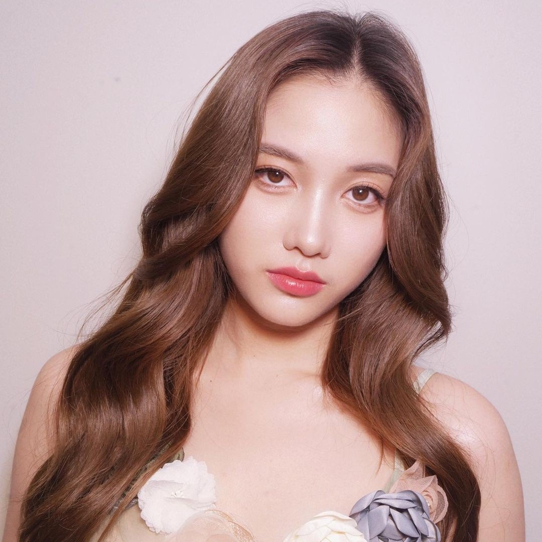 พอร์ตเทรตสวยหวานละมุน โคลสอัพใบหน้า เมกอัปเรียบเนียนสะกดสายตา