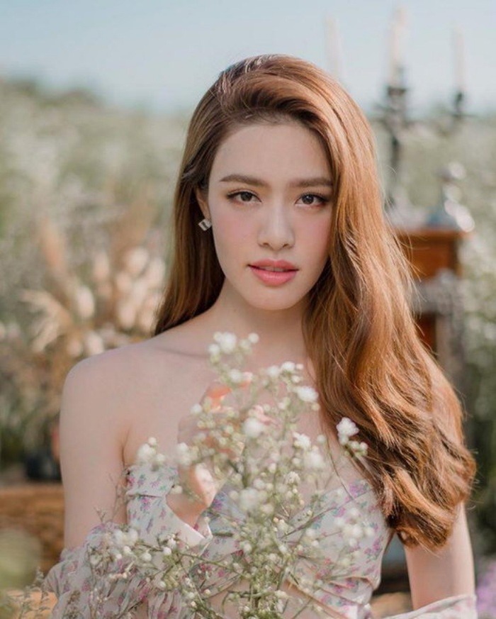 ลุคแฟชั่นเจ้าหญิงหวานละมุน ช่อดอกไม้และแสงธรรมชาติ