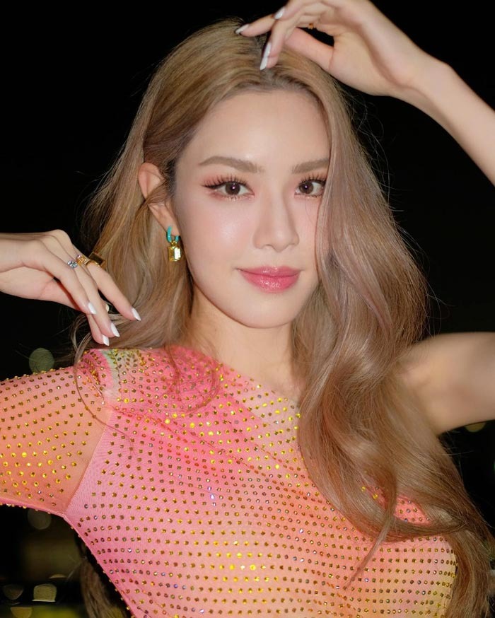 ภาพถ่ายโคลสอัพใบหน้าสวยเปล่งประกาย เมกอัปประกายวิบวับ