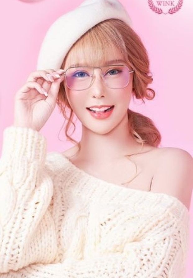 CEO วาริช ในชุดสเวตเตอร์ไหมพรมสีขาวเปิดไหล่ หมวกเบเร่ต์ ลุคน่ารักสดใส