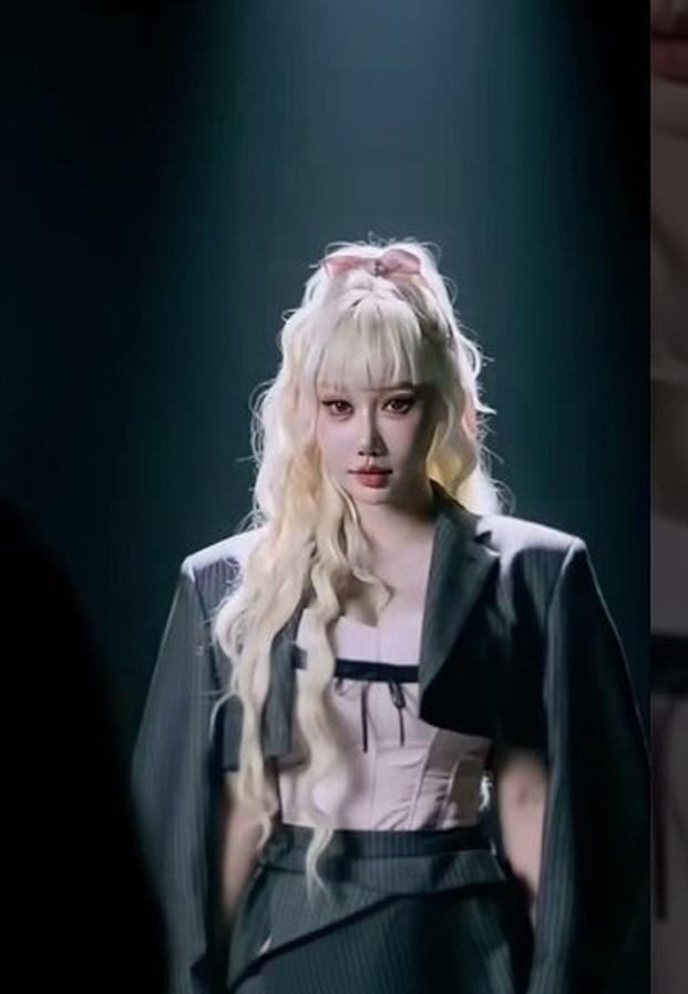 ภาพถ่ายลุคสูทแฟชั่นสีดำสุดชิคบนรันเวย์ มั่นใจและมีสไตล์