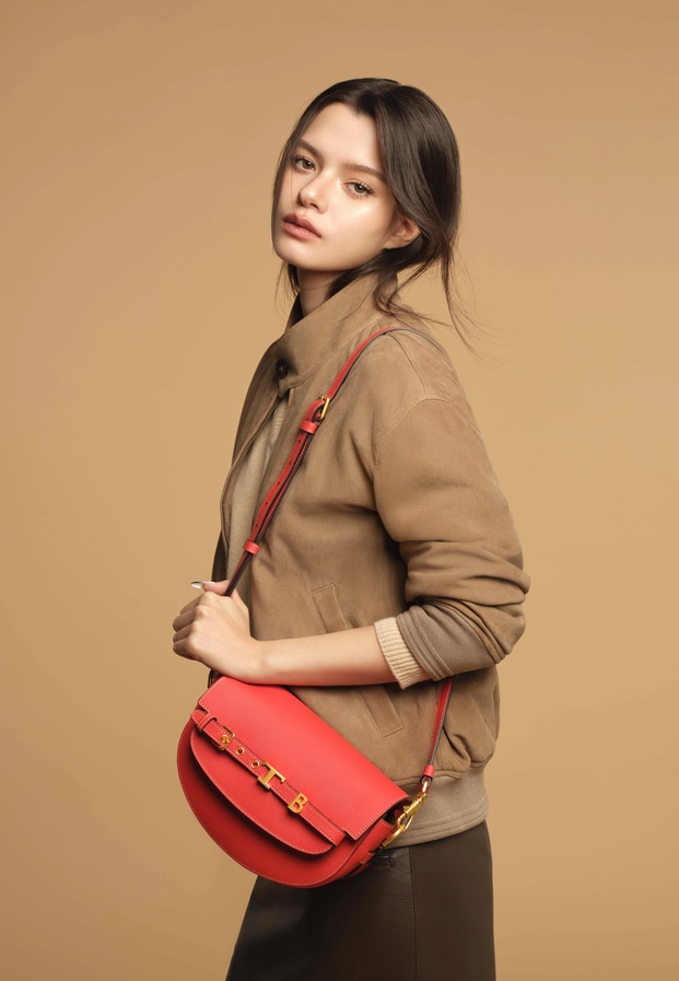ดาราสาวรีเบคก้า กับกระเป๋าหนัง Tods สีส้มคอรัล เสริมลุคโมเดิร์นคลาสสิกสดใส