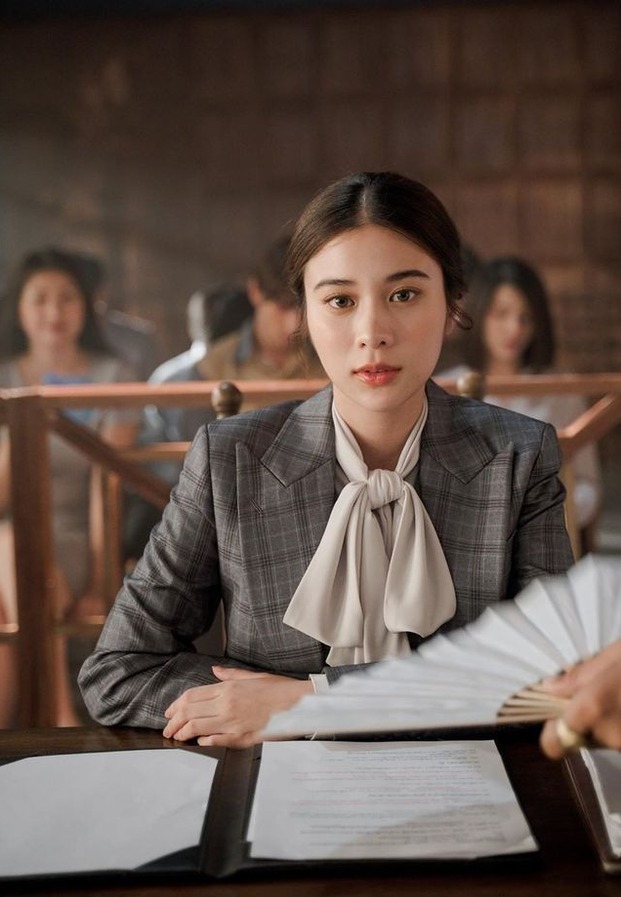 ลุคสวยสง่าสะกดทุกสายตาในชุดร่วมสมัย