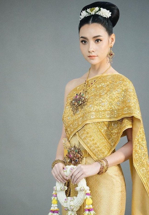 มุกดา นรินทร์รักษ์ กับชุดไทยประยุกต์สง่างาม