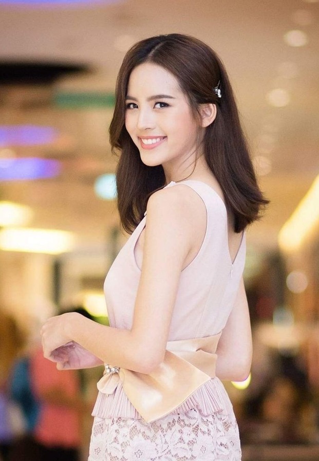 ความหวานละมุนในลุคเรียบหรูทรงเสน่ห์